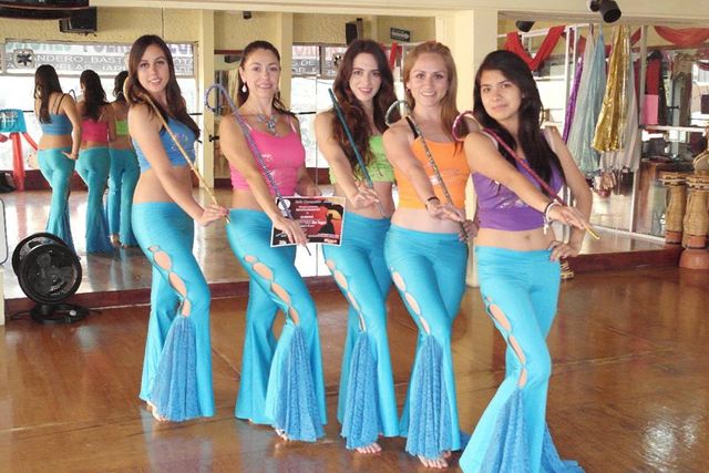 Grupo Chiserá viste pantalón con media campana de encaje y bastones.