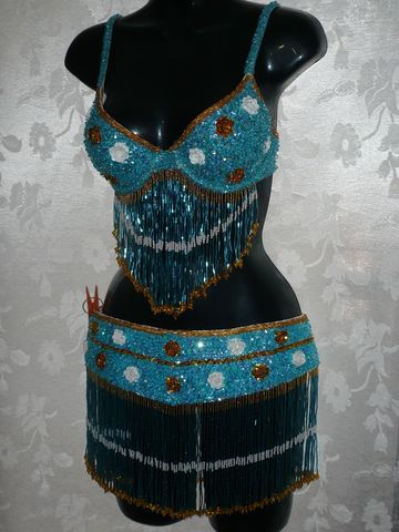 Traje turquesa flores blanco-oro $1600