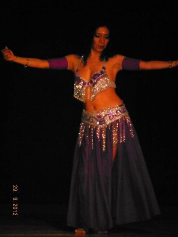 Luzma viste traje palta con morado