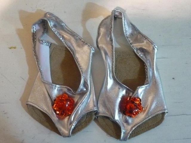 Zapatilla licra dorada y plateada $90