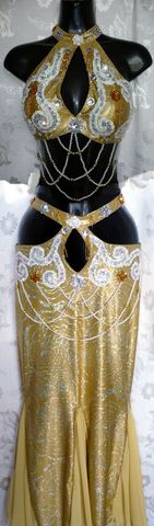 Traje top halter y falda bordado fiusha-oro $1900