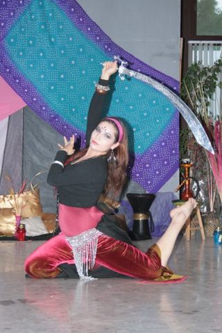 Ensamble Helú baila con un sable Alimoda