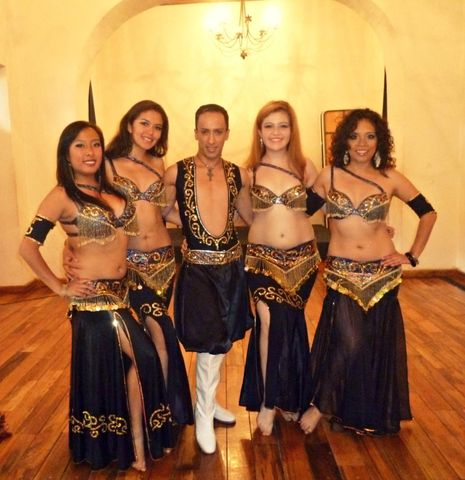 Ballet de Kala Haly y Javed Farid luciendo trajes bordados.