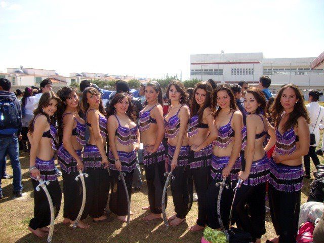 Astrid Novoa y alumnas visten trajes bordados.