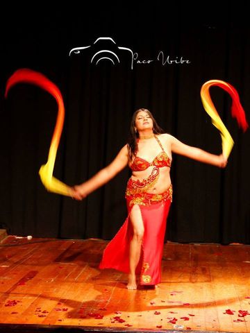 Aisha Leylak viste conjunto con tira calada