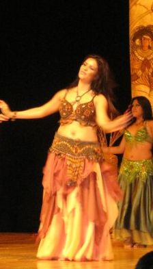 Alumna de Ishtar viste traje tribal en semillas