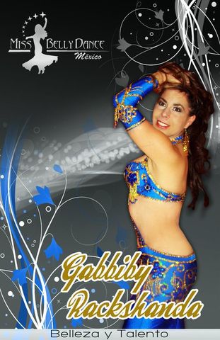 Rackshanda viste traje completo bordado azul rey con dorado.