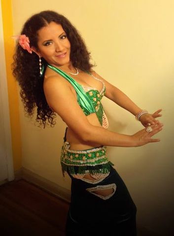 Adri viste traje bordado esmeralda y salmón