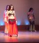 Lups viste traje bordado negro y falda sirena estrella en terciopelo. Al fondo Erika viste falda sirena estrella en terciopelo verde