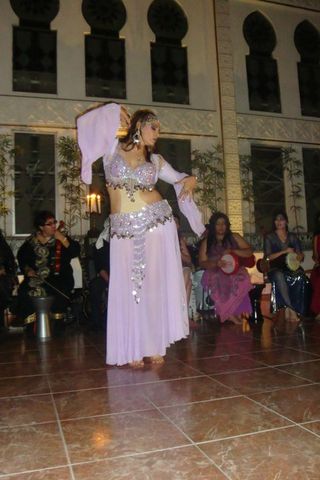 Encuentra un Angel nos envía esta hermosa foto. Luce vestuario completo bordado, bolero, falda.