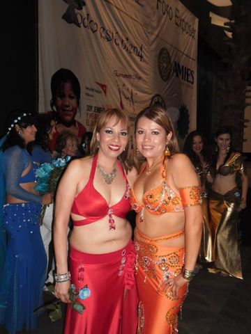 Monse y Vale visten traje rojo sencillo y naranja bordado respectivamente