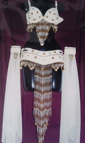 Traje blanco-oro con mangas $1800