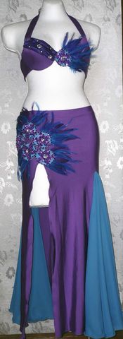 Conjunto plumas-flores $1100, colores varios