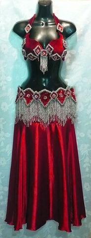 traje rojo con plata, fajin y bra $1800, falda en charmuse $360