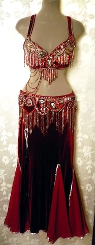 Conjunto terciopelo vino-plata, cristales y estras, $3500, bra, fajin, falda y guantes