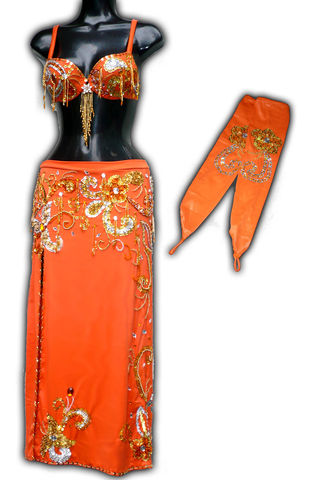 Traje bordado bra, falda y guantes, $3500