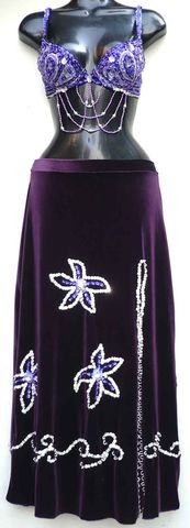 Bra flor morado con falda en terciopelo bordada $1600