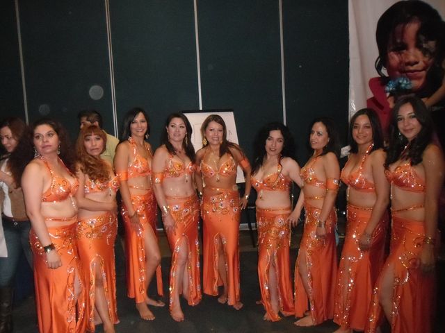 Alumnas de Samira Vazquez lucen traje naranja.