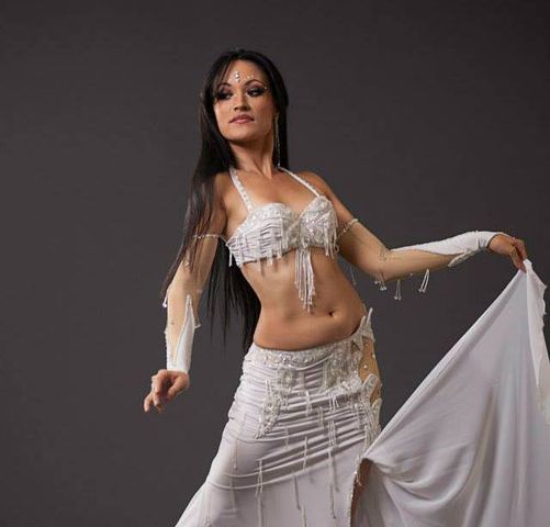 Lily Gress viste conjunto blanco con cristales