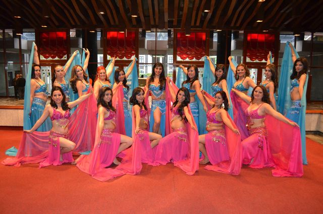 Alumnas de Javed Farid, visten trajes bordados con velo y falda.