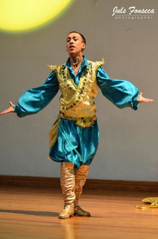 Javed Farid, vistiendo traje bordado oro
