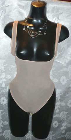 Body en mesh color piel con broches en entrepierna $270