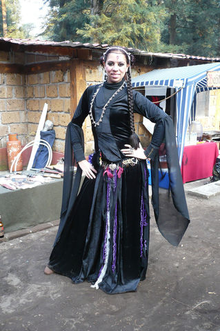 Maribel viste un vestido medieval en terciopelo.