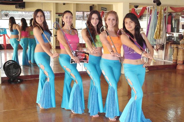 Grupo Chiserá viste pantalones y luce bastones
