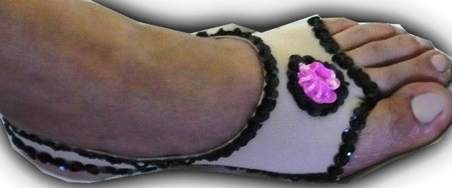 Sandalia con poco bordado, colores varios $95