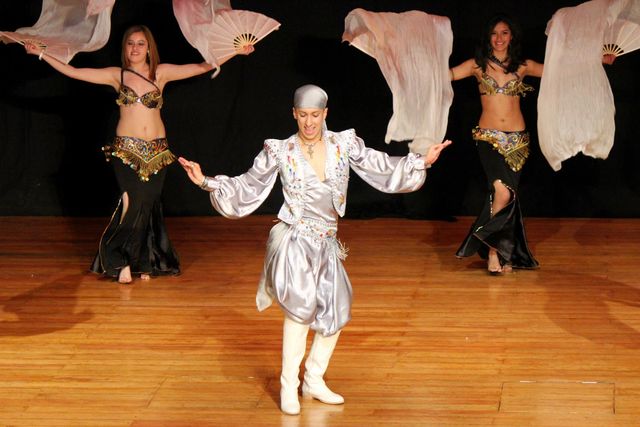 Javed Farid y su ballet visten trajes Alimoda.