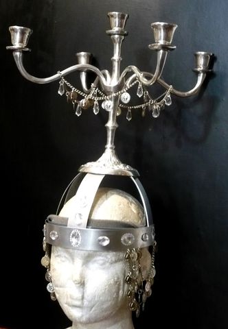 Candelabro de 5 velas, $1000, incluye costal para transportarlo.
