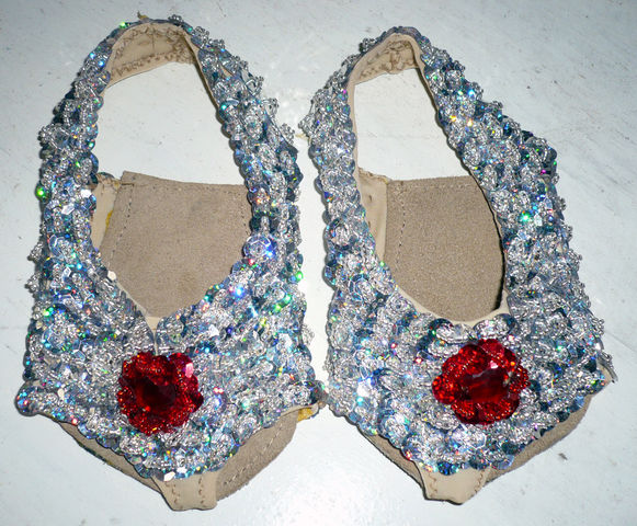 Zapatilla en licra toda bordada $150