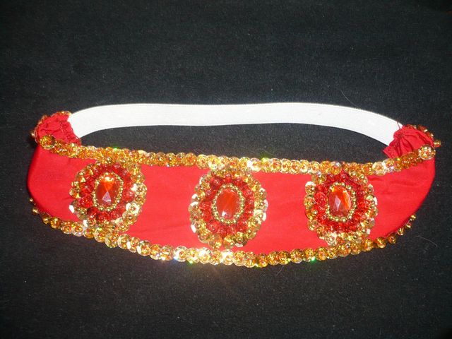 diadema de licra con bordado y resorte, colores y diseño a escoger $130