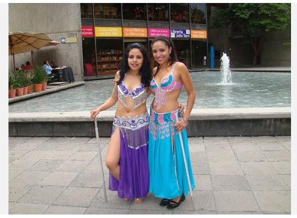 Yas Maye -a la izq- viste traje bordado plata con morado
