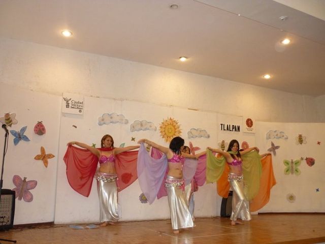 Alumnas de Aisha visten nuestra Falda Recta Plateada con abertura.