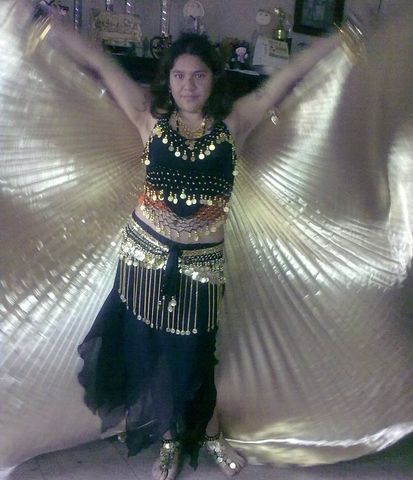La pequeña Ros viste Alas doradas conjunto de top y bombacho.