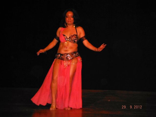 Moni viste traje cobre con coral